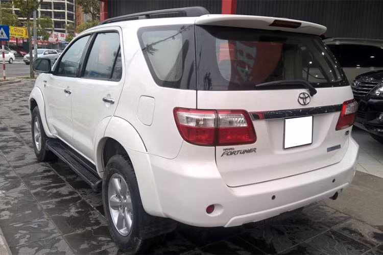 Chiếc xe Toyota Fortuner này cũng là phiên bản cao cấp nhất vào năm 2009-2010. Mẫu xe này có chiều dài tổng thể dài x rộng x cao lần lượt 4695 x 1840 x 1850 (mm), chiều dài cơ sở 2750mm tương đương với "người anh em" Toyota Innova vào năm 2009.