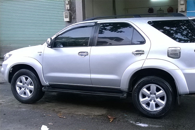 Bên cạnh đó, các phiên bản Toyota Fortuner đời sâu hơn cũng vẫn có mức giá khá tốt. Hiện tại, chủ nhân của một chiếc Toyota Fortuner 2010 phiên bản 2.7V sử dụng một thời gian dài nhưng đi ít và vẫn còn như mới, đang được rao bán tại Hà Nội với mức giá chỉ 655 triệu đồng.