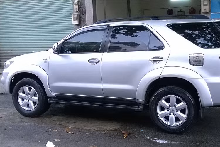 Bên cạnh đó, các phiên bản Toyota Fortuner đời sâu hơn cũng vẫn có mức giá khá tốt. Hiện tại, chủ nhân của một chiếc Toyota Fortuner 2010 phiên bản 2.7V sử dụng một thời gian dài nhưng đi ít và vẫn còn như mới, đang được rao bán tại Hà Nội với mức giá chỉ 655 triệu đồng.