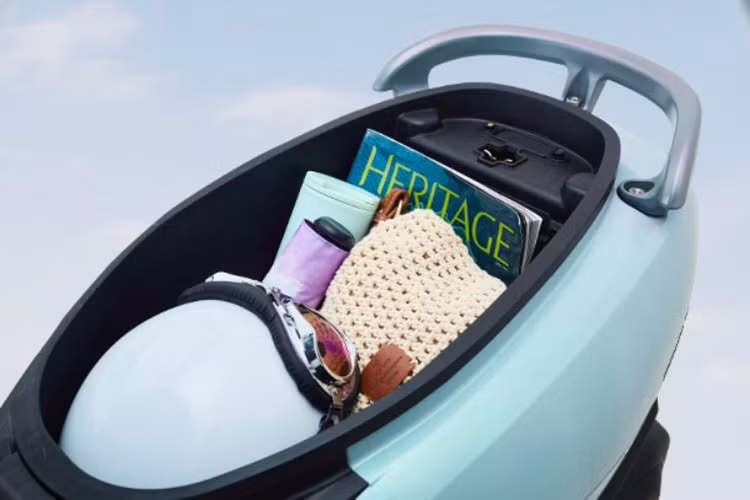 SYM Priti 125 cũng được trang bị hệ thống giảm xóc trước ống lồng kèm theo giảm xóc sau lò xo. Mẫu tay ga nhà SYM cũng được tích hợp bộ phanh đĩa cho bánh trước, kèm tang trống cho bánh sau có sử dụng công nghệ phanh kết hợp CBS để tăng cường sự an toàn trong vận hành.