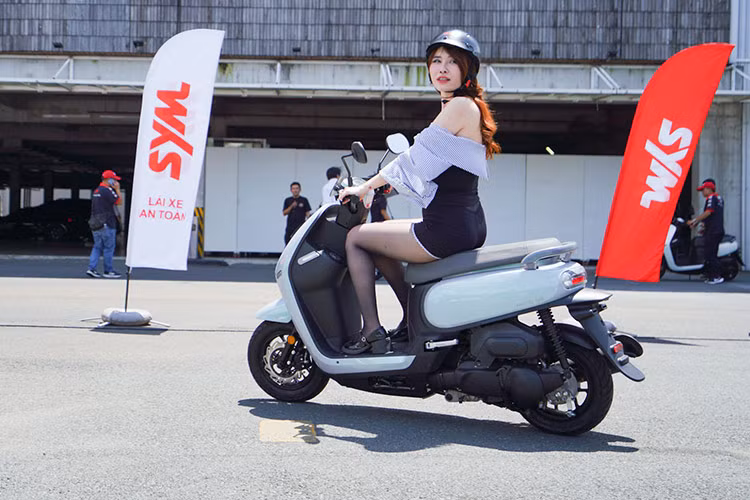 SYM cho biết hãng áp dụng công nghệ ENMIS mới với việc sử dụng hệ thống đánh lửa bằng bugi kép và phun xăng điện tử EFI đảm bảo cho xe có khả năng tiết kiệm nhiên liệu tốt. 