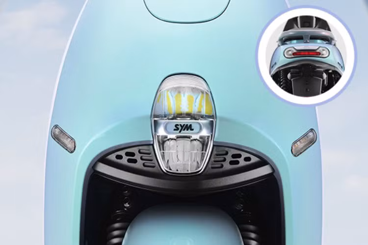 Xe ga mới nhà SYM sở hữu những đường nét thiết kế bo cong mềm mại với cụm đèn pha được đặt ở trung tâm mặt nạ trước, trong khi đó đèn xi nhan được đặt ngay bên cạnh. Toàn bộ hệ thống chiếu sáng trên xe bao gồm cả đèn chiếu hậu và xi nhan sau đều sử dụng công nghệ LED hiện đại.