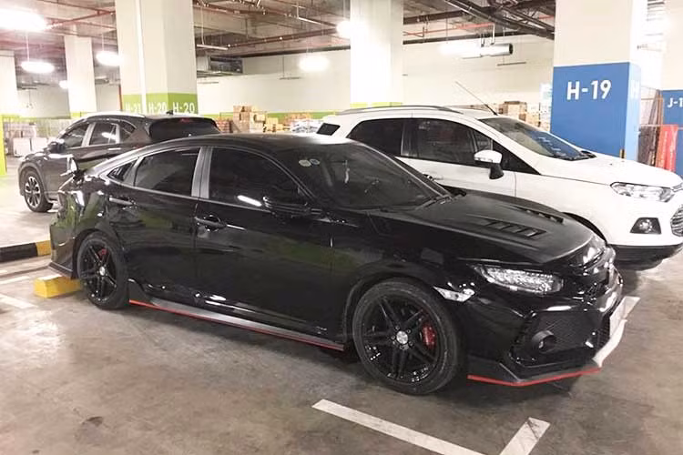 Tuỳ theo thị trường mà khối động cơ trên sẽ "bơm" ra 2 công suất khác nhau là 316 mã lực ở Anh và châu Âu, 306 mã lực ở Mỹ, Úc và các thị trường Châu Á khác. Tuy nhiên, mức giá Honda Civic Type R không hề rẻ. Tại thị trường Đông Nam Á, hiện mẫu xe này được chốt giá tới 1,7 tỷ đồng và luôn "cháy hàng".