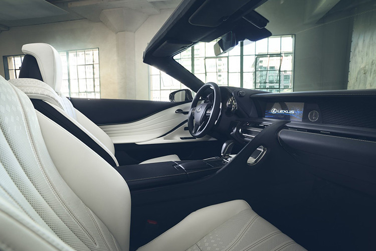 Mui nỉ của xe sau khi được gập xuống sẽ nằm gọn trong khoang đặc biệt phía sau hàng ghế thứ hai chật hẹp. Điều này có thể sẽ ảnh hưởng đến thể tích khoang hành lý của Lexus LC Convertible Concept.