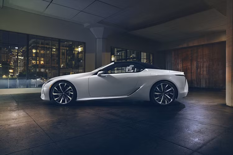 Trong khi đó, Lexus LC 500h được trang bị hệ thống hybrid, bao gồm động cơ xăng V6, dung tích 3,5 lít với công suất tối đa 299 mã lực và mô-men xoắn cực đại 356 Nm. Động cơ kết hợp với mô-tơ điện có công suất tối đa 180 mã lực và mô-men xoắn cực đại 300 Nm. Kết hợp lại, hệ thống hybrid này tạo ra công suất tổng cộng 354 mã lực và đồng hành với hộp số tự động 4 cấp.