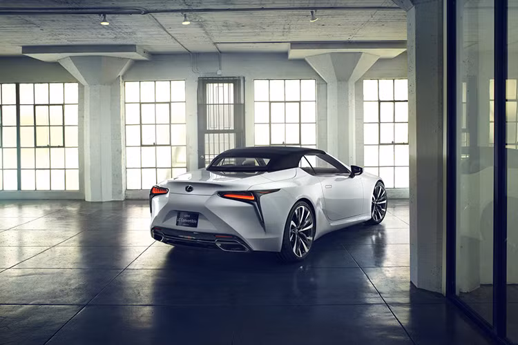 Hiện Lexus chưa công bố nhiều thông tin liên quan đến LC Convertible Concept. Nhiều khả năng thông tin của xe khi được đưa lên dây chuyền sản xuất thương mại sẽ sử dụng động cơ giống phiên bản coupe.