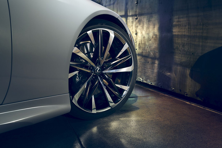 Trong khi đó, chiều dài cơ sở vẫn giữ nguyên như phiên bản coupe, ở mức 2.870 mm. Xe sở hữu bộ vành 22 inch mới phối 2 tông màu thể thao 