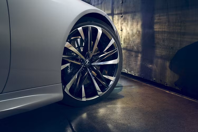 Trong khi đó, chiều dài cơ sở vẫn giữ nguyên như phiên bản coupe, ở mức 2.870 mm. Xe sở hữu bộ vành 22 inch mới phối 2 tông màu thể thao 