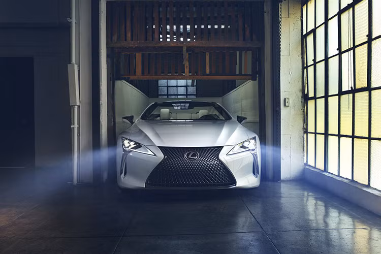 Về thiết kế, Lexus còn chọn cách duy trì thiết kế ngoại thất của LC Convertible Concept sao cho giống phiên bản coupe, trừ mui đóng/mở được. Tất nhiên, xe mui trần Lexus LC Convertible Concept vẫn có một số điểm nhấn riêng như những chi tiết ngoại thất màu đen...