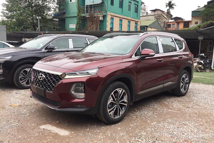 Theo kế hoạch, dòng SUV 7 chỗ Hyundai SantaFe 2019 mới sẽ chính thức ra mắt Việt Nam vào ngày 9/1/2019. Trước thời điểm này, hãng xe Hyundai đã liên tục chuyển những chiếc SantaFe 2019 lắp ráp trong nước tới các đại lý để chuẩn bị giao cho những khách hàng đầu tiên đặt mua.
