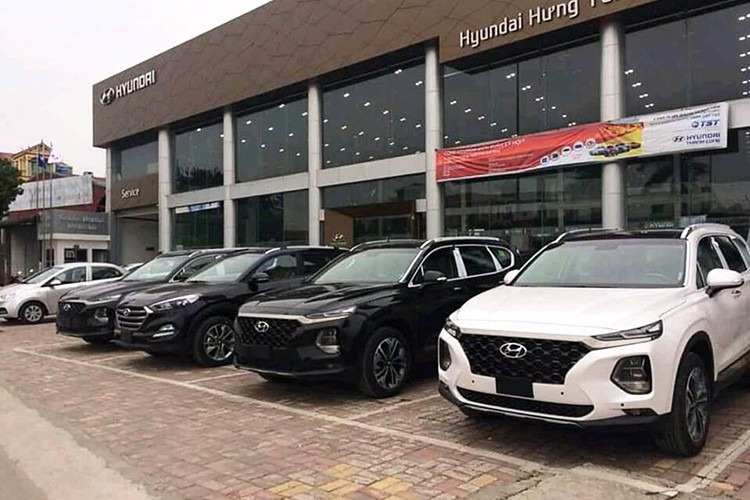 Hyundai SantaFe 2019 có giá 1,1 tỷ đồng cho bản xăng 2.4L tiêu chuẩn, 1,15 tỷ đồng cho bản 2.2L dầu tiêu chuẩn, 1,25 tỷ đồng cho bản 2.4L xăng đặc biệt và 1,3 tỷ đồng cho bản 2.2L dầu đặc biệt. Tuy nhiên, nếu muốn nhận xe sớm, khách hàng Việt sẽ phải chi thêm khoảng 100 triệu đồng.