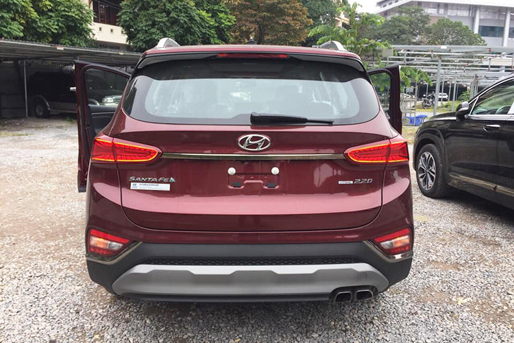 Tuy nhiên, những chiếc Hyundai SantaFe 2019 trong ảnh này lại vẫn thiếu một trang bị được nhiều người quan tâm là camera 360 độ. Điều này đã khiến nhiều người cảm thấy thắc mắc vì trước đó công ty Hyundai Thành Công đã hứa hẹn SantaFe 2019 lắp ráp trong nước sẽ không bị cắt trang bị như nhiều người lo ngại.