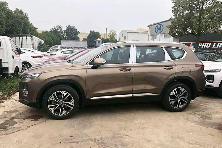 Ngoài ra, Hyundai SantaFe 2019 còn có 3 gói trang bị tùy chọn để phục vụ khách hàng, tùy theo nhu cầu khác nhau. Hiện giá bán của Hyundai SantaFe 2019 vẫn chưa được hé lộ. Theo chia sẻ của một tư vấn bán hàng, mẫu SUV 7 chỗ này tuy chưa có giá cho 2 phiên bản cao cấp nhất nhưng 4 bản còn lại đã có giá tạm tính.
