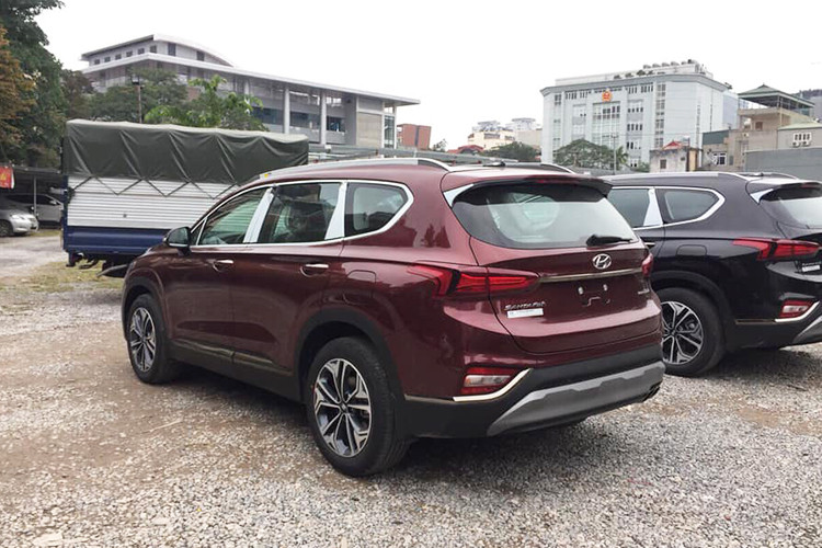 Qua những hình ảnh đó, có thể thấy những chiếc Hyundai SantaFe 2019 đủ màu sắc, từ đỏ, đen, trắng đến vàng cát. Đây có vẻ là những chiếc nằm trong lô 1.000 xe Hyundai SantaFe hoàn toàn mới sẽ có mặt tại hệ thống đại lý chính hãng trên cả nước để đáp ứng tối đa nhu cầu mua xe chơi Tết của khách hàng trong nước.