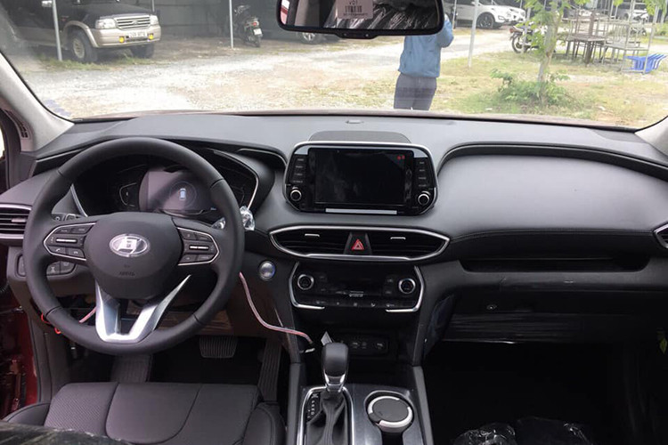 Trong đó, động cơ xăng 2,4 lít sản sinh công suất tối đa 188 mã lực tại tua máy 6.000 vòng/phút và mô-men xoắn cực đại 241 Nm tại tua máy 4.000 vòng/phút. Hai con số tương ứng của động cơ diesel 2,2 lít là 202 mã lực tại tua máy 3.800 vòng/phút và 441 Nm tại dải tua máy 1.750 - 2.750 vòng/phút.