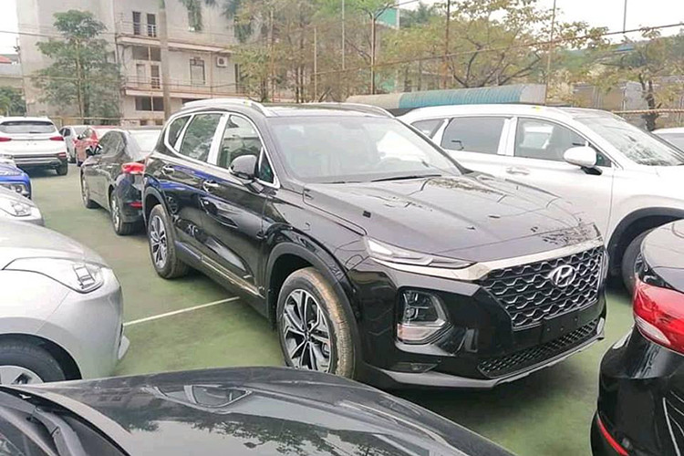 Cũng theo Hyundai Thành Công, SantaFe 2019 lắp ráp tại Việt Nam sẽ có những tính năng nổi bật như màn hình hiển thị thông tin trên kính lái HUD, ghế lái và ghế phụ chỉnh điện, ghế lái nhớ 2 vị trí, ghế trước có sưởi/thông gió, cảnh báo điểm mù, cảnh báo phương tiện cắt ngang khi lùi cũng như khóa an toàn trẻ em thông minh...