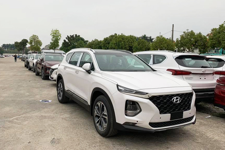 Theo xác nhận của Hyundai Thành Công, SantaFe 2019 tại Việt Nam sẽ có 2 tùy chọn động cơ là xăng 2.4 GDI và diesel 2.2 eVGT. Hai động cơ này lần lượt kết hợp với hộp số tự động 6 cấp Shiftronic và tự động 8 cấp. Ngoài ra, mẫu crossover 7 chỗ này còn được trang bị hệ dẫn động cầu trước hoặc 4 bánh toàn thời gian HTRAC.