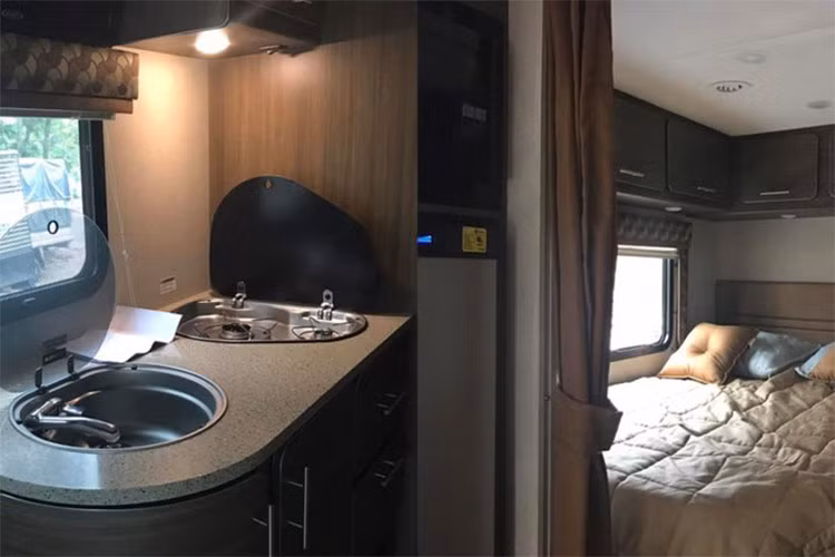 Xe cũng được tích hợp nhiều công nghệ an toàn như camera quan sát, hệ thống phát hiện khói, hệ thống cứu hỏa, chống trộm... Cung cấp sức mạnh cho xe vẫn là khối động cơ dầu V6 tăng áp có dung tích 3.0L cùng hộp số tự động 5 cấp. Động cơ này kết hợp với hộp số tự động 5 cấp.