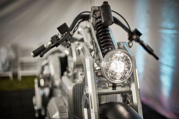 Nhờ những thông số này, Curtiss Zeus trở thành chiếc môtô điện mạnh nhất thế giới hiện nay. Với mô-men xoắn 393 Nm, Zeus cũng là chiếc môtô thương mại có mô-men xoắn khủng nhất. Cung cấp năng lượng cho động cơ E-Twin này là khối pin 14,4 kWh.