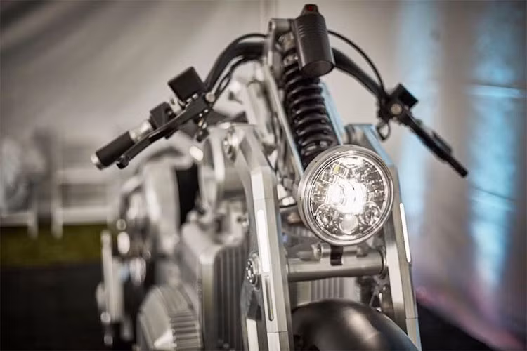 Nhờ những thông số này, Curtiss Zeus trở thành chiếc môtô điện mạnh nhất thế giới hiện nay. Với mô-men xoắn 393 Nm, Zeus cũng là chiếc môtô thương mại có mô-men xoắn khủng nhất. Cung cấp năng lượng cho động cơ E-Twin này là khối pin 14,4 kWh.