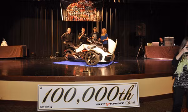 Hinh anh moto 3 banh Can-Am Spyder trong le ki niem hang BRP