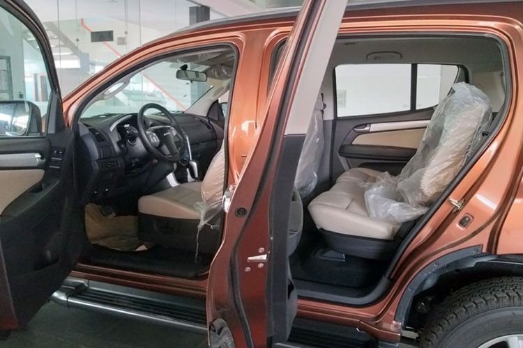 Isuzu mu-X đời 2017 có kích thước tổng thể lần lượt là dài 4.825mm, rộng 1.860mm và cao 1.840mm. Chiều dài cơ sở 2.845mm, khoảng sáng gầm 230mm và bán kính vòng quay 5,8m. Bản mới không thay đổi nhiều về thiết kế, giúp cho kiểu dáng của bản 2017 vẫn chưa thực sự lỗi thời. 