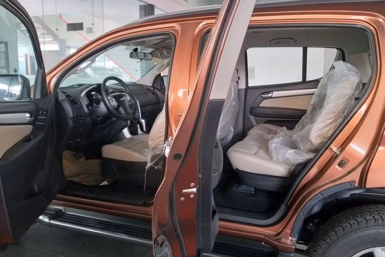 Isuzu mu-X đời 2017 có kích thước tổng thể lần lượt là dài 4.825mm, rộng 1.860mm và cao 1.840mm. Chiều dài cơ sở 2.845mm, khoảng sáng gầm 230mm và bán kính vòng quay 5,8m. Bản mới không thay đổi nhiều về thiết kế, giúp cho kiểu dáng của bản 2017 vẫn chưa thực sự lỗi thời. 