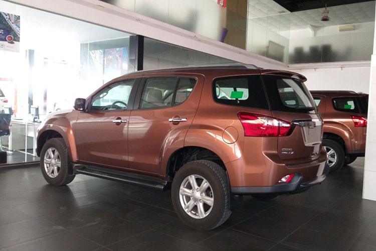 Isuzu Mu-X 3.0L được trang bị động cơ dầu 4 xy-lanh thẳng hàng (I4) dung tích 3.0L tăng áp (VGS Turbo) cho công suất tối đa 163 mã lực tại vòng tua 3.200 vòng/phút và mô-men xoắn 380 Nm tại vòng tua 1.800-2.200 vòng/phút. Sức mạnh được truyền xuống cầu sau (4x2; RWD) thông qua hộp số tự động 5 cấp (5 AT).