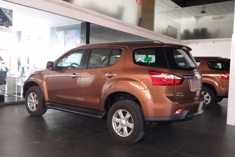 Isuzu Mu-X 3.0L được trang bị động cơ dầu 4 xy-lanh thẳng hàng (I4) dung tích 3.0L tăng áp (VGS Turbo) cho công suất tối đa 163 mã lực tại vòng tua 3.200 vòng/phút và mô-men xoắn 380 Nm tại vòng tua 1.800-2.200 vòng/phút. Sức mạnh được truyền xuống cầu sau (4x2; RWD) thông qua hộp số tự động 5 cấp (5 AT).