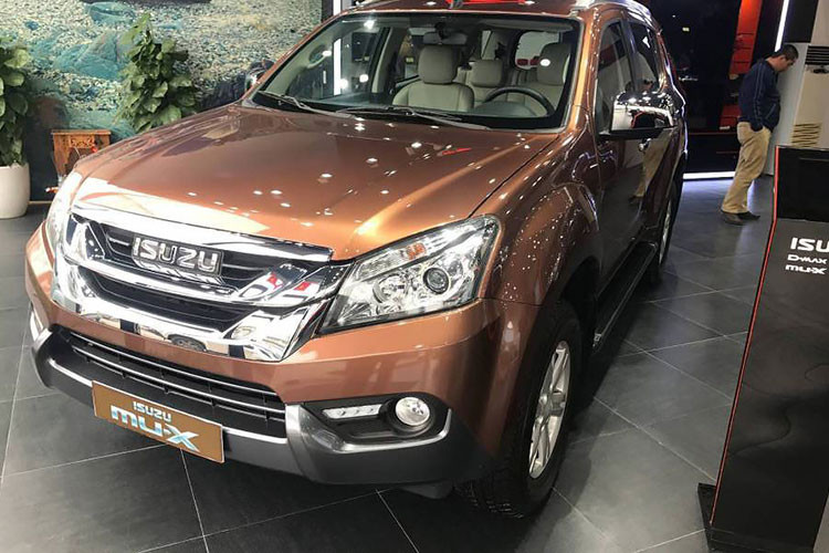 Mới đây, lô bao gồm 5 chiếc Isuzu Mu-X đời 2017 được cho là xe tồn kho của một đại lý tại Bình Dương, nên được hạ giá bán ‘’sales sập sàn’’ với mức giá 785 triệu đồng và cả 05 xe đều mang màu sơn Nâu Đồng. Làm so sánh, mức giá này còn rẻ hơn so với giá xe cũ cùng đời đã lăn bánh 50.000km đang rao bán với giá 820 triệu đồng.