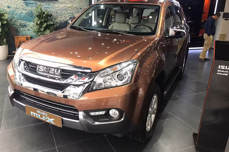 Mới đây, lô bao gồm 5 chiếc Isuzu Mu-X đời 2017 được cho là xe tồn kho của một đại lý tại Bình Dương, nên được hạ giá bán ‘’sales sập sàn’’ với mức giá 785 triệu đồng và cả 05 xe đều mang màu sơn Nâu Đồng. Làm so sánh, mức giá này còn rẻ hơn so với giá xe cũ cùng đời đã lăn bánh 50.000km đang rao bán với giá 820 triệu đồng.