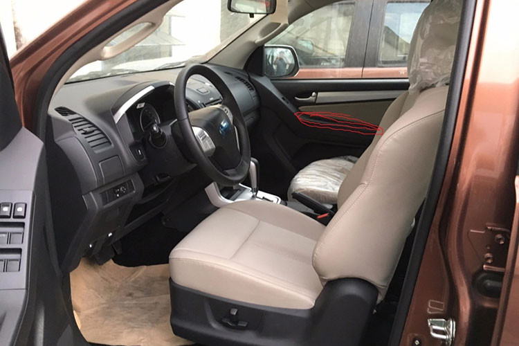 Các trang bị khác bao gồm; cửa gió điều hòa có ở cả 3 hàng ghế. Không gian hành lý có chiều dài tối đa 1.858mm khi gập 2 hàng ghế sau. Hệ thống giải trí trên xe bao gồm màn hình trung tâm dạng cảm ứng 7 inch, tích hợp bản đồ VietMap, kết nối Apple CarPlay và Android Auto. Màn hình cho hàng ghế 2 kích thước 10,2 inch, ốp trên trần xe cùng dàn âm thanh 6 loa.