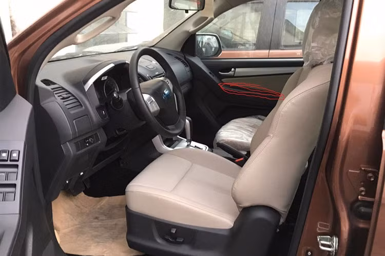 Các trang bị khác bao gồm; cửa gió điều hòa có ở cả 3 hàng ghế. Không gian hành lý có chiều dài tối đa 1.858mm khi gập 2 hàng ghế sau. Hệ thống giải trí trên xe bao gồm màn hình trung tâm dạng cảm ứng 7 inch, tích hợp bản đồ VietMap, kết nối Apple CarPlay và Android Auto. Màn hình cho hàng ghế 2 kích thước 10,2 inch, ốp trên trần xe cùng dàn âm thanh 6 loa.