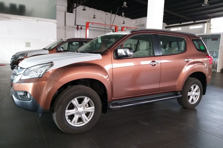 Tại thời điểm ra mắt vào tháng 08/2016, giá xe Isuzu Mu-X phiên bản 3.0L này được niêm yết ở mức 960 triệu đồng, cao hơn một chút so với phiên bản 2.5L số sàn có giá bán 899 triệu đồng. Lô xe thanh lý này đang có giá bán rất hợp lý, thích hợp với những khách hàng đang có nhu cầu mua SUV 7 chỗ để chạy dịch vụ hoặc phục vụ gia đình.