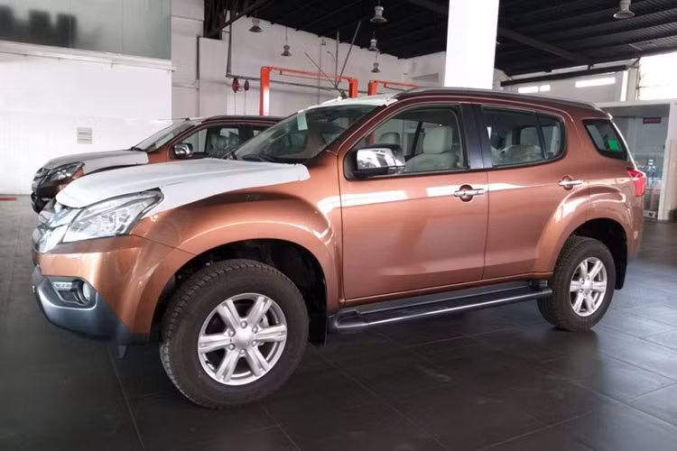 Tại thời điểm ra mắt vào tháng 08/2016, giá xe Isuzu Mu-X phiên bản 3.0L này được niêm yết ở mức 960 triệu đồng, cao hơn một chút so với phiên bản 2.5L số sàn có giá bán 899 triệu đồng. Lô xe thanh lý này đang có giá bán rất hợp lý, thích hợp với những khách hàng đang có nhu cầu mua SUV 7 chỗ để chạy dịch vụ hoặc phục vụ gia đình.