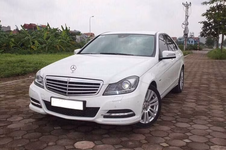 Một số công nghệ an toàn nổi bật trên xe gồm có chống bó cứng phanh ABS, hỗ trợ lực phanh khẩn cấp BAS, chống trượt khi tăng tốc ASR, cân bằng điện tử ESP, hỗ trợ khởi hành ngang dốc, hệ thống treo kiểm soát thông minh... Với giá rao bán chỉ 730 triệu đồng, hiện nó được xem là bình thường do thị trường ôtô Việt Nam đang có nhiều thay đổi.