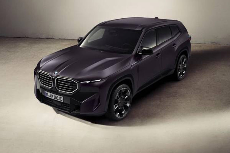 Được phát triển qua sự hợp tác với thương hiệu phong cách sống xa xỉ Kith có trụ sở tại New York, BMW XM Kith Concept 2025 mới mang nhiều nét thiết kế độc quyền ở cả nội thất và ngoại thất. Mẫu xe đặc biệt gây chú ý với phần gầm xe được hạ thấp, nhấn mạnh phong cách thể thao hiện đại. Tuy nhiên, thời điểm ra mắt chính thức tại Hàn Quốc vẫn chưa được xác định.