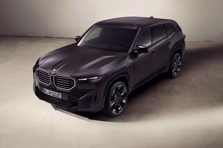 Được phát triển qua sự hợp tác với thương hiệu phong cách sống xa xỉ Kith có trụ sở tại New York, BMW XM Kith Concept 2025 mới mang nhiều nét thiết kế độc quyền ở cả nội thất và ngoại thất. Mẫu xe đặc biệt gây chú ý với phần gầm xe được hạ thấp, nhấn mạnh phong cách thể thao hiện đại. Tuy nhiên, thời điểm ra mắt chính thức tại Hàn Quốc vẫn chưa được xác định.