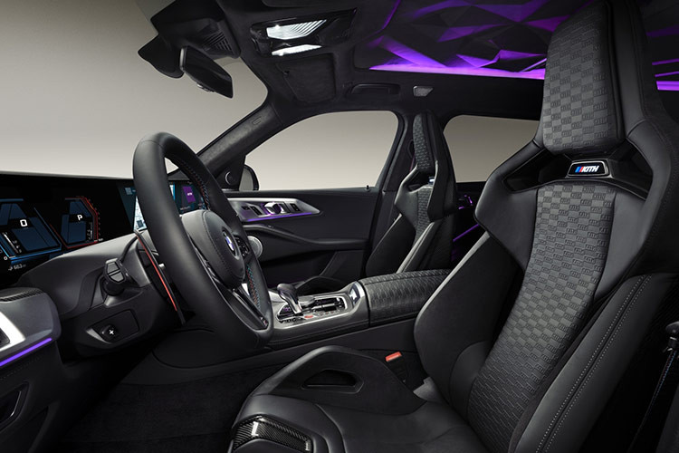 Đáng chú ý, khoảng sáng gầm của xe đã được hạ thấp để tôn vinh thiết kế của mẫu BMW M1 huyền thoại. Đồng thời, chiều dài trục cơ sở được mở rộng thêm 40mm tạo cảm giác thể thao mạnh mẽ hơn.