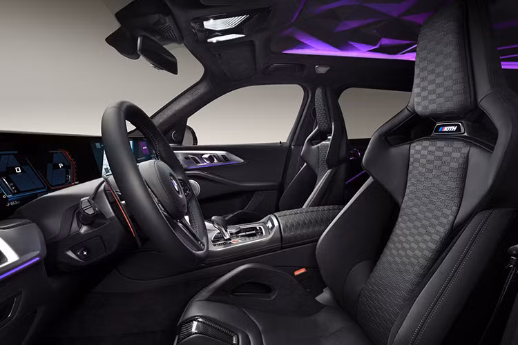 Đáng chú ý, khoảng sáng gầm của xe đã được hạ thấp để tôn vinh thiết kế của mẫu BMW M1 huyền thoại. Đồng thời, chiều dài trục cơ sở được mở rộng thêm 40mm tạo cảm giác thể thao mạnh mẽ hơn.