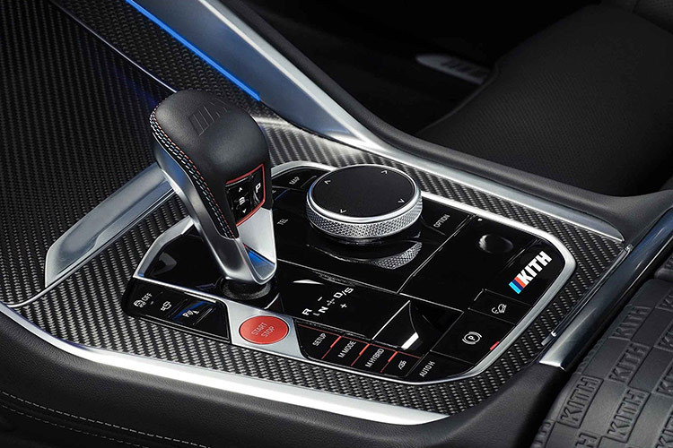 Từ nay đến ngày 5/1, BMW Hàn Quốc sẽ trưng bày XM Kith Concept tại cửa hàng flagship Kith tại quận Seongdong, Seoul. Đây là cơ hội để khách hàng chiêm ngưỡng mẫu xe độc đáo này cùng với bộ sưu tập quần áo và sản phẩm phong cách sống được BMW và Kith hợp tác sản xuất.