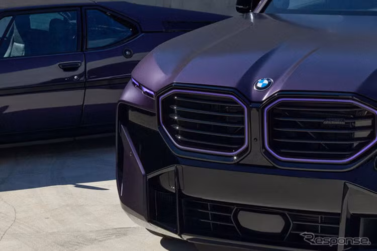 Ngoại thất của XM Kith Concept sở hữu màu sắc độc quyền BMW Individual Frozen Techno Violet Metallic – một gam màu tím ánh kim được Kith thiết kế riêng cho dự án lần này. Lưới tản nhiệt phía trước được trang bị hệ thống đèn chiếu sáng BMW Iconic Glow với ánh sáng tím đặc trưng.