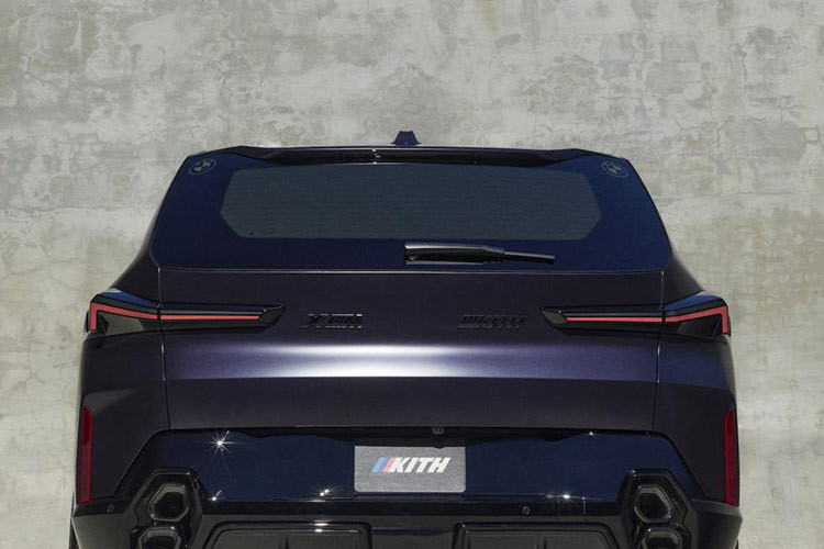 Thêm vào đó, logo Kith xuất hiện dưới dạng ánh sáng tím bên dưới cụm đèn ban ngày tạo nên nét nhận diện độc đáo và cao cấp. Ở phần thân xe, dải trang trí màu đen chạy dưới cửa sổ được tích hợp 363 đèn LED, làm nổi bật phong cách sang trọng và hiện đại. Bộ mâm xe 23 inch màu tím mang lại sự thống nhất trong tổng thể thiết kế.