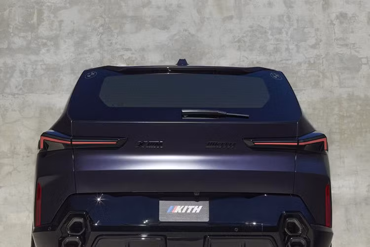 Thêm vào đó, logo Kith xuất hiện dưới dạng ánh sáng tím bên dưới cụm đèn ban ngày tạo nên nét nhận diện độc đáo và cao cấp. Ở phần thân xe, dải trang trí màu đen chạy dưới cửa sổ được tích hợp 363 đèn LED, làm nổi bật phong cách sang trọng và hiện đại. Bộ mâm xe 23 inch màu tím mang lại sự thống nhất trong tổng thể thiết kế.