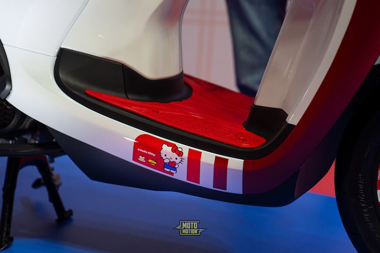 Xe vẫn sử dụng phuộc ống lồng phía trước và lò xo giảm chấn đơn phía sau. Phanh trên Scoopy 2021 là phanh đĩa trước kết hợp phanh tang trống sau, đi kèm công nghệ phanh CBS giúp phân bổ đều lực phanh đảm bảo an toàn trong quá trình vận hành cùng với là tính năng khóa phanh sau khi dùng trên đường dốc.