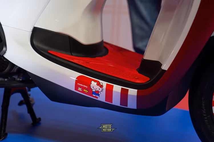 Xe vẫn sử dụng phuộc ống lồng phía trước và lò xo giảm chấn đơn phía sau. Phanh trên Scoopy 2021 là phanh đĩa trước kết hợp phanh tang trống sau, đi kèm công nghệ phanh CBS giúp phân bổ đều lực phanh đảm bảo an toàn trong quá trình vận hành cùng với là tính năng khóa phanh sau khi dùng trên đường dốc.