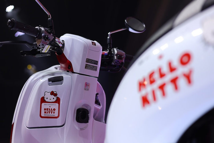 Phiên bản xe ga Honda Scoopy Hello Kitty không thay đổi so với bản thường của Scoopy. Đèn chiếu sáng và đèn định vị của xe đều sử dụng công nghệ LED trong đó đèn pha gồm hai bóng projector. Bảng đồng hồ hiển thị vẫn là dạng analog kết hợp với kỹ thuật số hiển thị đầy đủ thông tin.