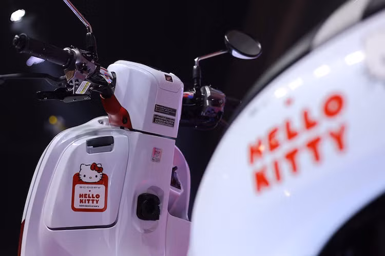 Phiên bản xe ga Honda Scoopy Hello Kitty không thay đổi so với bản thường của Scoopy. Đèn chiếu sáng và đèn định vị của xe đều sử dụng công nghệ LED trong đó đèn pha gồm hai bóng projector. Bảng đồng hồ hiển thị vẫn là dạng analog kết hợp với kỹ thuật số hiển thị đầy đủ thông tin.