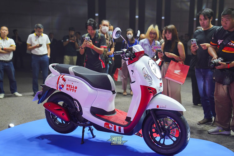 Động cơ của Scoopy mới là loại eSP 110cc phun xăng điện tử, cho ra công suất 9 mã lực tương tự như Vario 110. Honda cũng đã cải thiện khả năng tiết kiệm nhiên liệu lên tới 59 km/lít đồng thời tối ưu hóa công suất. Công nghệ eSP được tích hợp bộ đề ACG giúp khởi động êm ái hơn mà không phát ra tiếng động. Bình xăng có dung tích 4,2 lít.