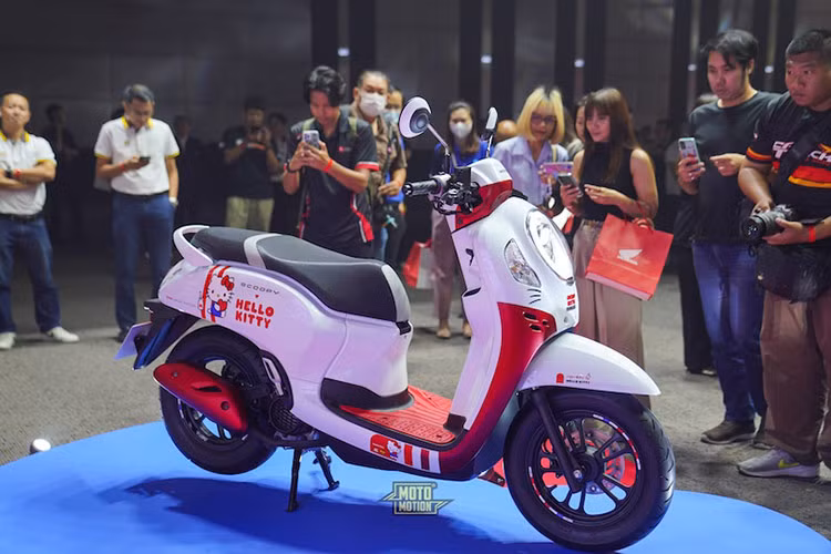 Động cơ của Scoopy mới là loại eSP 110cc phun xăng điện tử, cho ra công suất 9 mã lực tương tự như Vario 110. Honda cũng đã cải thiện khả năng tiết kiệm nhiên liệu lên tới 59 km/lít đồng thời tối ưu hóa công suất. Công nghệ eSP được tích hợp bộ đề ACG giúp khởi động êm ái hơn mà không phát ra tiếng động. Bình xăng có dung tích 4,2 lít.